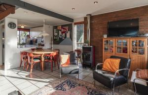 Μια τηλεόραση ή/και κέντρο ψυχαγωγίας στο Bungalowpark Simpelveld - Delta 132