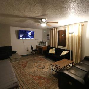 TV a/nebo společenská místnost v ubytování Convenience in Vancouver