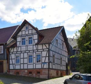 a half timbered house in a town at Alter Balken-Neuer Glanz - Ferienhaus Luna im Herzen Suhl Heinrichs in Suhl