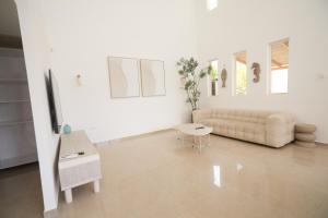 a living room with a couch and a table at אריה במדבר - וילה מושלמת עם בריכה פרטית מחוממת באילת in Eilat