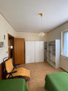 Crateri e coralli في ماسكالي: غرفة بسرير وطاولة وكرسي