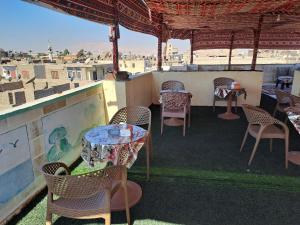 卢克索Princess Square Hotel的屋顶上带桌椅的天井