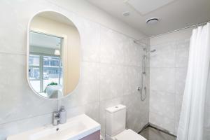 Ένα μπάνιο στο Petone City Studio with Balcony