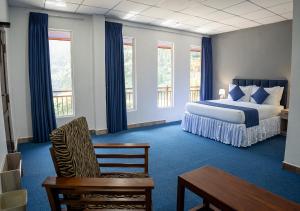 a hotel room with a bed and a chair at We Cay Holidays in Nikawatawana