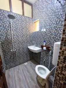 Koupelna v ubytování Flamingo Inn