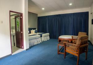 a hotel room with a bed and a table and a chair at We Cay Holidays in Nikawatawana