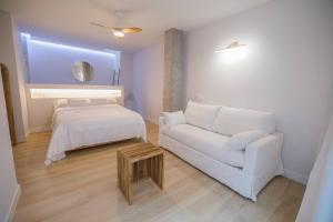 una sala de estar con un sofá y una cama en Casa Maruja Boutique Mediterránea con Terraza, en Fortuna 51 fotos más