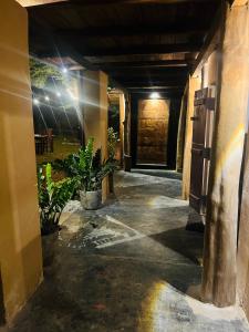 Un pasillo vacío con una puerta en un edificio con plantas en Bissa Villa, en Habarana