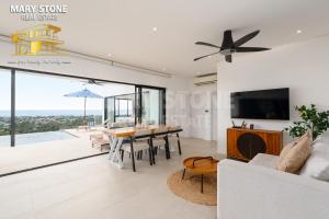 - un salon avec une table à manger et une télévision dans l'établissement Savaya Samui (Villa Malena), à Ban Ko Khwan
