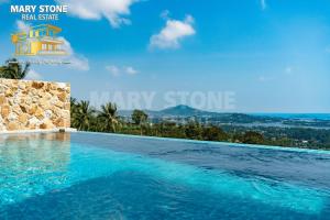 - une piscine dans un complexe avec vue dans l'établissement Savaya Samui (Villa Malena), à Ban Ko Khwan