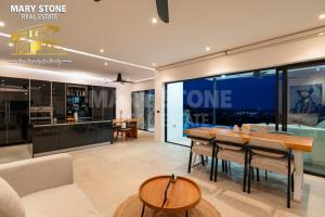 une salle à manger et une cuisine avec une table et des chaises dans l'établissement Savaya Samui (Villa Malena), à Ban Ko Khwan 59 autres photos