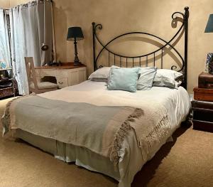 Postel nebo postele na pokoji v ubytování Otter's Creek Riverside