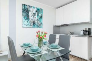 Η κουζίνα ή μικρή κουζίνα στο Seaside Apartment with a Swimming Pool and Sauna Close to the Beach in Kołobrzeg by Noclegi Renters