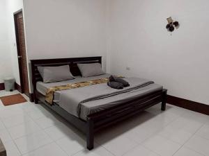 Ένα ή περισσότερα κρεβάτια σε δωμάτιο στο Ploy Chumpoo Lanta