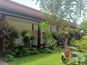 Κήπος έξω από το Ploy Chumpoo Lanta