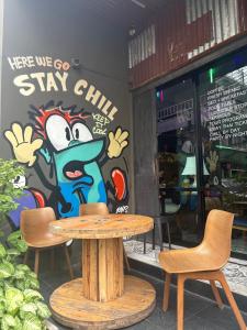 una mesa y sillas frente a un restaurante en Here We Go Bangkok, en Bangkok