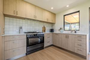 Η κουζίνα ή μικρή κουζίνα στο Bay House 95 by the BnB Collection