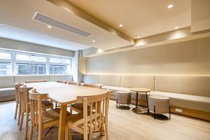 Un comedor con mesa y sillas en 衿后禾居Good Hotel, en Kaohsiung