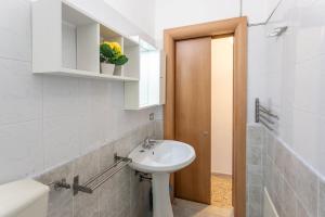 een badkamer met een wastafel en een toilet bij Apt Grecale e Ponente vista mare - Salento Reservation in Isola della Malva +44 foto's