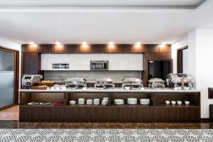 una cocina con una encimera con varios platos. en Luxe Paradise Hotel Nguyen Khac Hieu, en Hanói