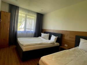 Postel nebo postele na pokoji v ubytování Vila Chalet Modern Poiana Vladesei