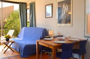 Posezení v ubytování PL010-0901 Appart 2 pièces 4 couchages PORT LEUCATE NATURISME