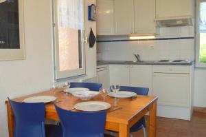 Kuchyň nebo kuchyňský kout v ubytování PL010-0901 Appart 2 pièces 4 couchages PORT LEUCATE NATURISME + 9 fotografií