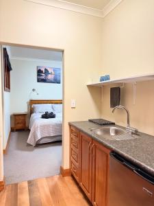 Kuchyň nebo kuchyňský kout v ubytování Whispering Pines