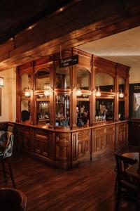 eine große Holzbar in einem Raum mit Holzboden in der Unterkunft Agricultural Inn in Penrith