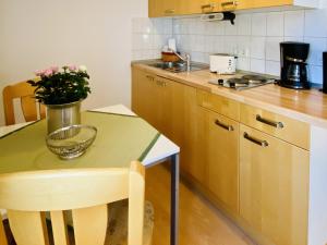 Η κουζίνα ή μικρή κουζίνα στο Villa Fortuna Gästehaus App Poel