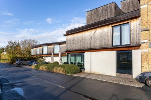 un edificio en una calle con un coche aparcado fuera en Hotel Bell-X Kortrijk-Wevelgem, en Wevelgem