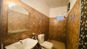 ein Badezimmer mit Waschbecken, Toilette und Dusche in der Unterkunft Gurugedara Heritage Talalla in Talalla + 111 Fotos
