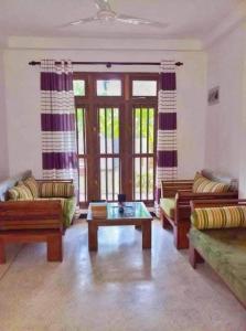 Una sala de estar con dos sofás y una mesa de café. en Baba Place Thalpe, en Galle