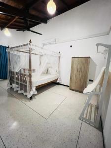 un dormitorio con una cama con mosquitera en Baba Place Thalpe, en Galle
