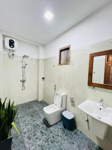 un baño con inodoro y lavabo en Baba Place Thalpe, en Galle 4 fotos más