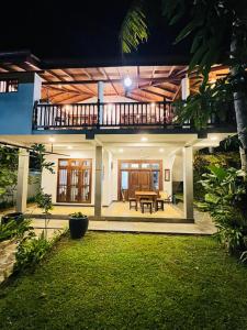 una casa con una mesa delante en Baba Place Thalpe, en Galle