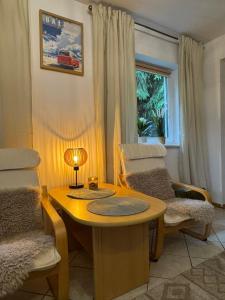 ein Wohnzimmer mit Tisch und Stühlen und einem Fenster in der Unterkunft Dom wakacyjny nad Jeziorem Dadaj in Biskupiec + 31 Fotos