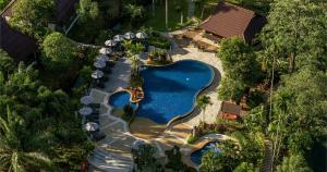 eine Draufsicht auf einen Swimmingpool in einem Resort in der Unterkunft Annika Koh Chang , Formerly Ramayana Koh Chang Resort & Spa in Ko Chang