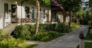 ein Haus mit Bürgersteig davor in der Unterkunft Annika Koh Chang , Formerly Ramayana Koh Chang Resort & Spa in Ko Chang
