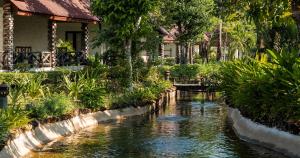 einen Pool mit Wasser vor einem Haus in der Unterkunft Annika Koh Chang , Formerly Ramayana Koh Chang Resort & Spa in Ko Chang