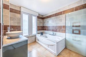 滨海布朗22 couchages centre de Brem的带浴缸、水槽和淋浴的浴室 更多36张照片