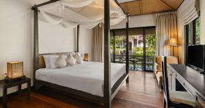 ein Schlafzimmer mit Himmelbett und Balkon in der Unterkunft Annika Koh Chang , Formerly Ramayana Koh Chang Resort & Spa in Ko Chang + 42 Fotos