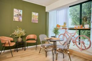 特拉维夫H7 TLV的一间带桌椅和自行车的用餐室