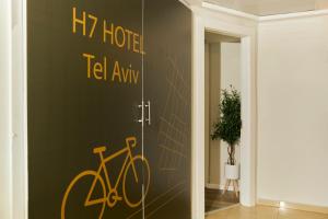 uma porta com uma bicicleta pintada em um corredor em H7 TLV em Tel Aviv