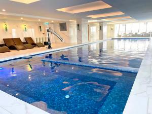 ein großer Swimmingpool in einem Hotelzimmer in der Unterkunft Box Hill Core Hotel Style Double Suite High-End Furniture Double King Bed Super Large Space in Box Hill