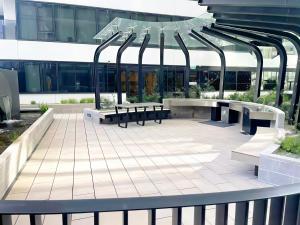 Box Hill Core Hotel Style Double Suite High-End Furniture Double King Bed Super Large Space في بوكسهل: فناء مع مقاعد أمام مبنى