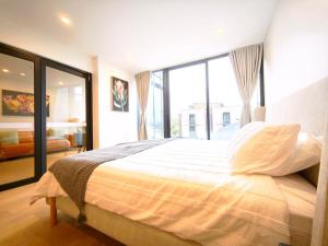 Box Hill Core Hotel Style Double Suite High-End Furniture Double King Bed Super Large Space في بوكسهل: غرفة نوم بسرير كبير مع نافذة كبيرة +19 صورة