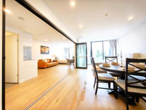 ein Esszimmer und ein Wohnzimmer mit Tisch und Stühlen in der Unterkunft Box Hill Core Hotel Style Double Suite High-End Furniture Double King Bed Super Large Space in Box Hill