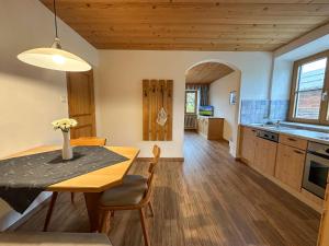 Η κουζίνα ή μικρή κουζίνα στο Ahrnerhof