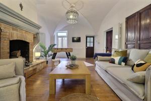 ein Wohnzimmer mit Couch und Kamin in der Unterkunft La Veore in Chabeuil